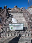 So sieht es derzeit an der Bergstation aus. Alle Wanderwege rund um den Teide-Gipfel gesperrt und das schon seit Wochen/Monaten! Man darf dort leider nichts machen, außer wieder mit der Seilbahn talwärts fahren...