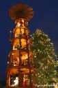Die Weihnachtspyramide des Striezelmarkts hat es mit 14,62 m und 42 Holzfiguren ebenfalls ins Guinness Buch der Rekorde geschafft.