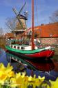 Windmühle und Ausflugsschiff in Ostgroßefehn, Ostfriesland
