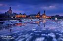 Winterliche Ansicht mit schwimmenden Eisschollen vor der Stadtsilhouette von Dresden