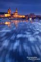 Dresden im Abendlicht im Winter - Langzeitbelichtung mit vorbeiziehenden Eisschollen auf der Elbe