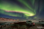 Bei den starken Polarlichtern im Geothermalgebiet Namaskard im Nordosten Islands waren die bunten Farben (grün, rosa, gelb und weiß) nicht nur am Kamerasensor zu erkennen sondern auch mit bloßem Auge schon (Vollmond, 13 s, f/4, ISO 1250, Canon EOS 5D Mark II, Canon EF 17-40mm 1:4 L II USM).