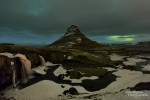 Anhand dieses Fotos am Kirkjufell sieht man deutlich, dass die Wetterprognose mindestens so wichtig ist wie die Polarlichtervorhersage. Es ist irgendwie frustierend, wenn man die Lichter stundenlang zwar durch die Wolken erahnen kann und doch nicht richtig sieht.