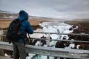Auch sonst geht das Fotografieren in Island manchmal nur unter widrigen Umständen. Am Kolugljufur Wasserfall wechselten sich Sonne und Schneefälle im Minutentakt ab, der Wind blies dafür umso konstanter... ;-)