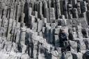 Hin und wieder schummelte sich auch einer von uns zwecks Größenvergleich ins Bild wie z.B. hier zu den Basaltsäulen bei Reynisdrangar in Vik.