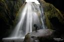 Der Höhlenwasserfalls Gljufurarfoss alias Gljúfrabrúi befindet sich gleich neben dem berühmten Seljalandsfoss. Auch Regenschirm und Poncho helfen mehr recht als schlecht gegen die Gischt dort drinnen… :)