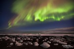 Das sieht man erst bei höheren Kp-Werten: bunte Aurora Borealis am SÜDLICHEN Horizont am Eisbergstrand in Island.