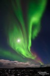 Der Vollmond ist beim Fotografieren von Polarlichtern nicht unbedingt hinderlich, vor allem wenn die Aurora stark und das Objetiv gut vergütet ist. So wird der Mond selbst bei Offenblende sternförmig abgebildet.