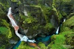 Und an vielen Stellen wünscht man sich sogar einen bedeckten Tag, denn nur dann herrschen perfekte Fotobedingungen bei den meisten Wasserfällen und so mancher grünen Schlucht. Hier im Bild die unglaubliche Fjadrargljufur im Süden von Island.