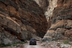 Und immer wieder musste ich aussteigen um unser Auto zwischen den engen Wänden des Titus Canyons zu verewigen.