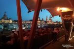 Blick auf die Altstadt von Dresden von der Lounge bei den Filmnächten am Elbufer kurz vor Beginn der Vorführung