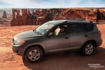Unterwegs auf der abenteuerlichen White Rim Road im Canyonlands Nationalpark bei Moab, für die ein Jeep oder SUV dringend nötig ist.