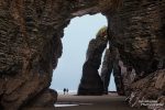 Erst mit Menschen als Größenvergleich erkennt man die wahren Dimensionen der Felsbögen an der Playa de las Catedrales.
