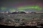 Oft bildet sich am nördlichen Horizont ein schöner Lichtbogen aus - Aurora bei der Gletscherlagune Jökulsarlon im Südosten Islands.