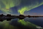 Immer wieder ein herrlicher Anblick: Polarlichter, die sich im Lake Myvatn spiegeln