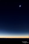 Und das ist eine Weitwinkelaufnahme vom Moment der Totalität, als die Korona sichtbar wurde. Gemeinsam mit den Sternen am Firmament und dem Sonnenuntergang in der Ferne schon ein überwältigender Anblick, der sich aber nur schwer auf Fotos wiedergeben lässt!