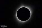 Hier die Totalität der Sonnenfinsternis mit dem Tele. Da die Sonne am 21. August recht aktiv war, lassen sich in der Korona gleich etliche rote Protuberanzen erkennen.