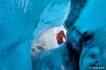 Gemeinsam mit ihrem Guide Mike seilten sie sich in eine Gletscherspalte ab.