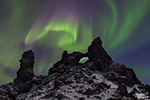 Eine unvergesslich bunte Aurora-Nacht zwischen den vielen Lavatürmchen und -bögen im gespenstischen Dimmuborgir