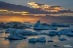 Die berühmte Gletscherlagune Jökulsarlon im Südosten Islands im Frühsommer, wenn die Sonne kurz vor Mitternacht verschwindet und 3 Stunden später schon wieder aufgeht.