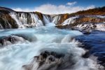 Seine Fallhöhe ist nicht beeindruckend und dennoch zählt der Bruarfoss zu Islands schönsten Wasserfällen.