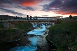 Die Brücke über den Bruarfoss bietet Besuchern den perfekten Blick auf den Gletscherfluss.