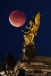 So haben wir halt improvisiert und sind runter ans Terrassenufer. Von dort ließ sich der Blutmond zusammen mit den goldenen Engerln auf der Kunstakademie in Dresden fotografieren.