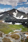 Blick auf den kleinen Parkplatz vor den zwei (seit dieser Woche überbrückten) Furten bei Landmannalaugar