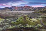 Blick auf den Krater Stutur und die Piste 208 von einer Anhöhe an der Zufahrt nach Landmannalaugar